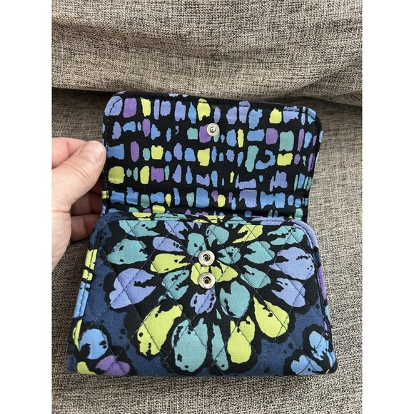 Vera Bradley Trifold Wallet In Indigo Pop Clutch ID Window Quilted - Picture 3 of 8